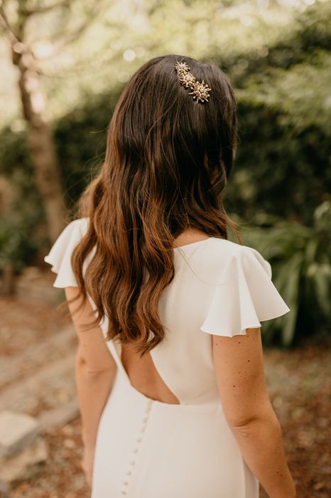 Novia pelo suelto y horquillas de boda